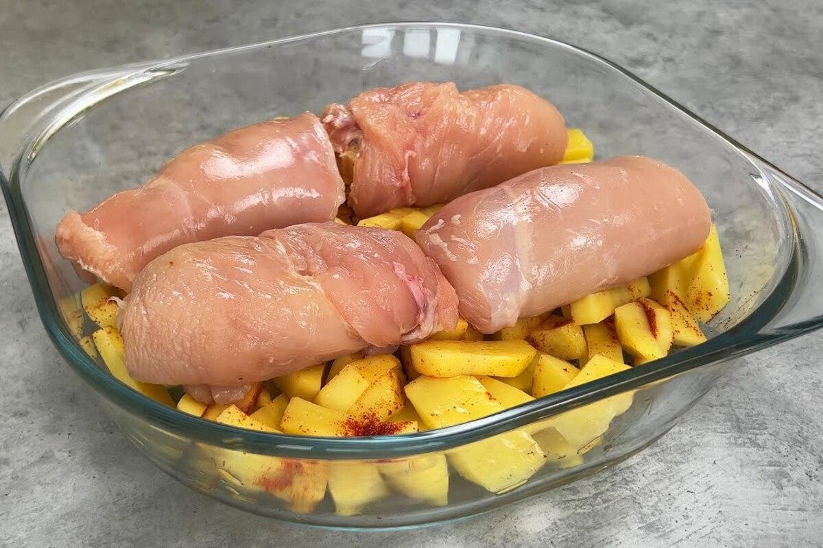 Ситна і соковита вечеря: рецепт курячих рулетів на "подушці"/Фото: кадр із відео Ситна і соковита вечеря: рецепт курячих рулетів на "подушці"/Фото: кадр із відео