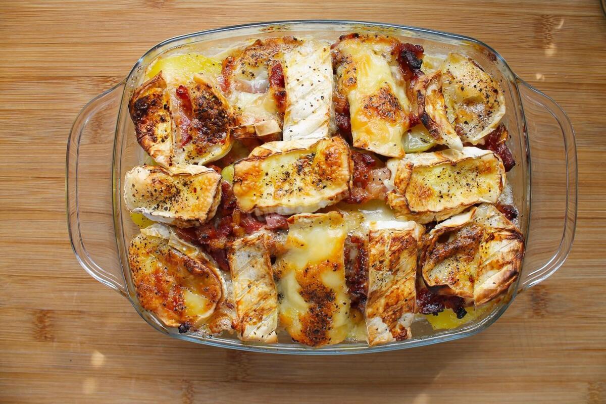 Рецепт французской картофельной запеканки с беконом и сыром/Фото: 1000.menu Тартифлет: рецепт французской картофельной запеканки с беконом и сыром