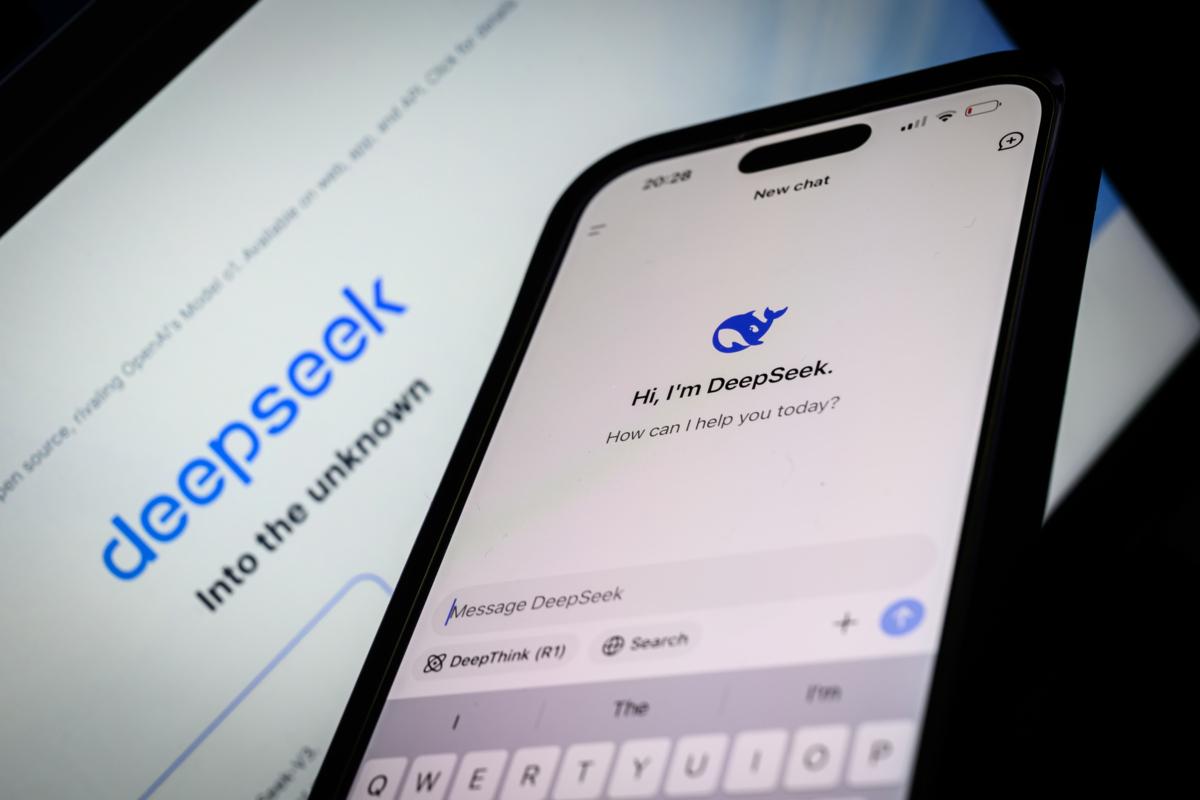 DeepSeek відкрило свій код. Фото: GettyImages/Автор- Leon Neal DeepSeek