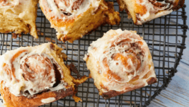 Рецепт рулетиків з корицею, які ідеально смакують до чаю/Фото: Bigger bolder baking/Pinterest Краще, ніж синабони: легкий рецепт рулетиків з корицею, які ідеально смакують до чаю