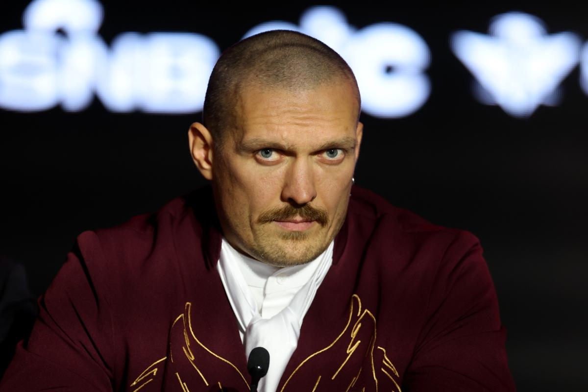 Getty Images/Global Images Ukraine. Олександр Усик "Ніде не муляє?" Український екстенісист Стаховський обрушився з критикою за докторську Усика