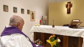 Папа Франциск у лікарні "Агостіно Джемеллі" / Фото: instagram.com/franciscus Папа Франциск йде на поправку: більше не потребує вентиляції легень