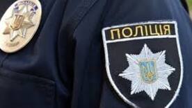 Полицейские Херсонщины эвакуировали женщину, пострадавшую от удара дрона РФ Полицейские Херсонщины эвакуировали женщину, пострадавшую от удара дрона РФ