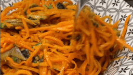 Чем дольше стоит, тем лучше вкус: салат с грибами и морковью по-корейски / Фото: скриншот из видео Чем дольше стоит, тем лучше вкус: салат с грибами и морковью по-корейски