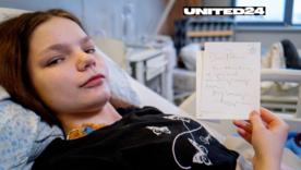 Анджелина Джоли поддержала раненую девочку из Изюма / Фото: United24 Анджелина Джоли растрогала мир: звезда поддержала раненую девочку из Изюма