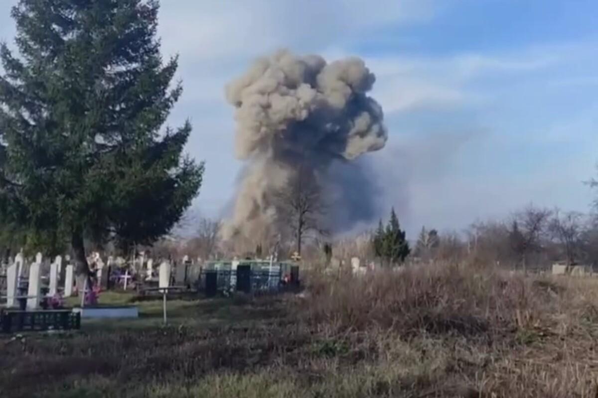 Також під час атаки дронів на склад загинув один військовий Також під час атаки дронів на склад загинув один військовий