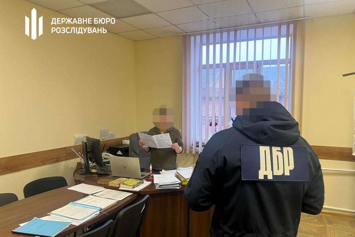 "Выбивали" отказ от бронирования: сотрудницу Винницкого ТЦК и её сообщника взяли под стражу