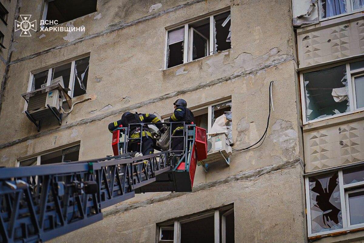 Наслідки атаки Харкова 3 квітня/Фото: ДСНС Наслідки атаки Харкова 3 квітня/Фото: ДСНС