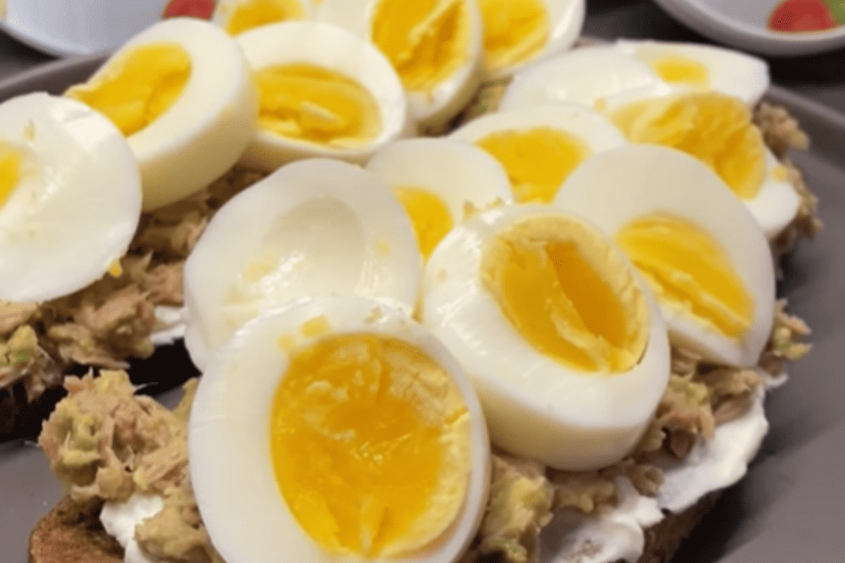 Удивительное сочетание вкусов: бутерброд с рикоттой, авокадо, тунцом и яйцом