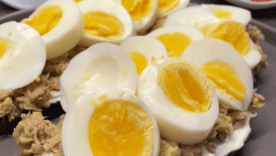 Удивительное сочетание вкусов: бутерброд с рикоттой, авокадо, тунцом и яйцом / Фото: скриншот з відео Удивительное сочетание вкусов: бутерброд с рикоттой, авокадо, тунцом и яйцом