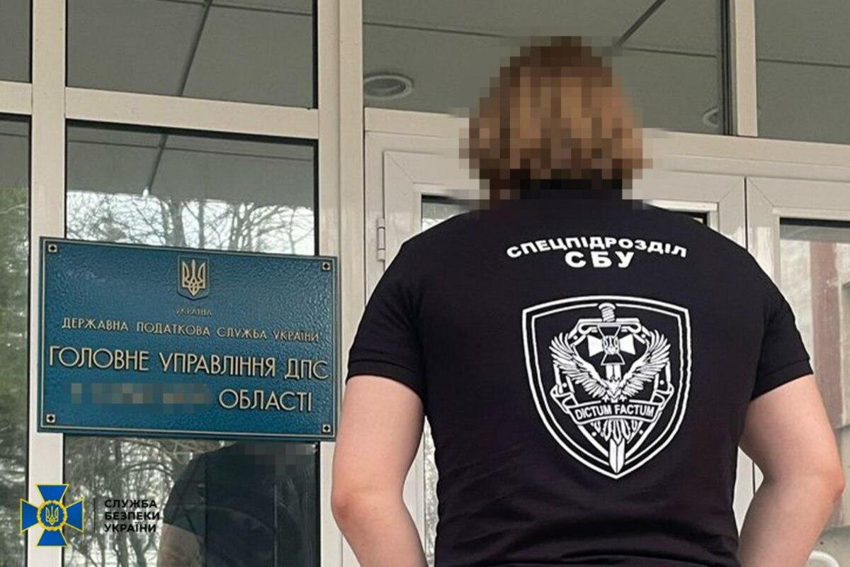 В Сумській області затримали одного з керівників податкової служби: його піймали на хабарі