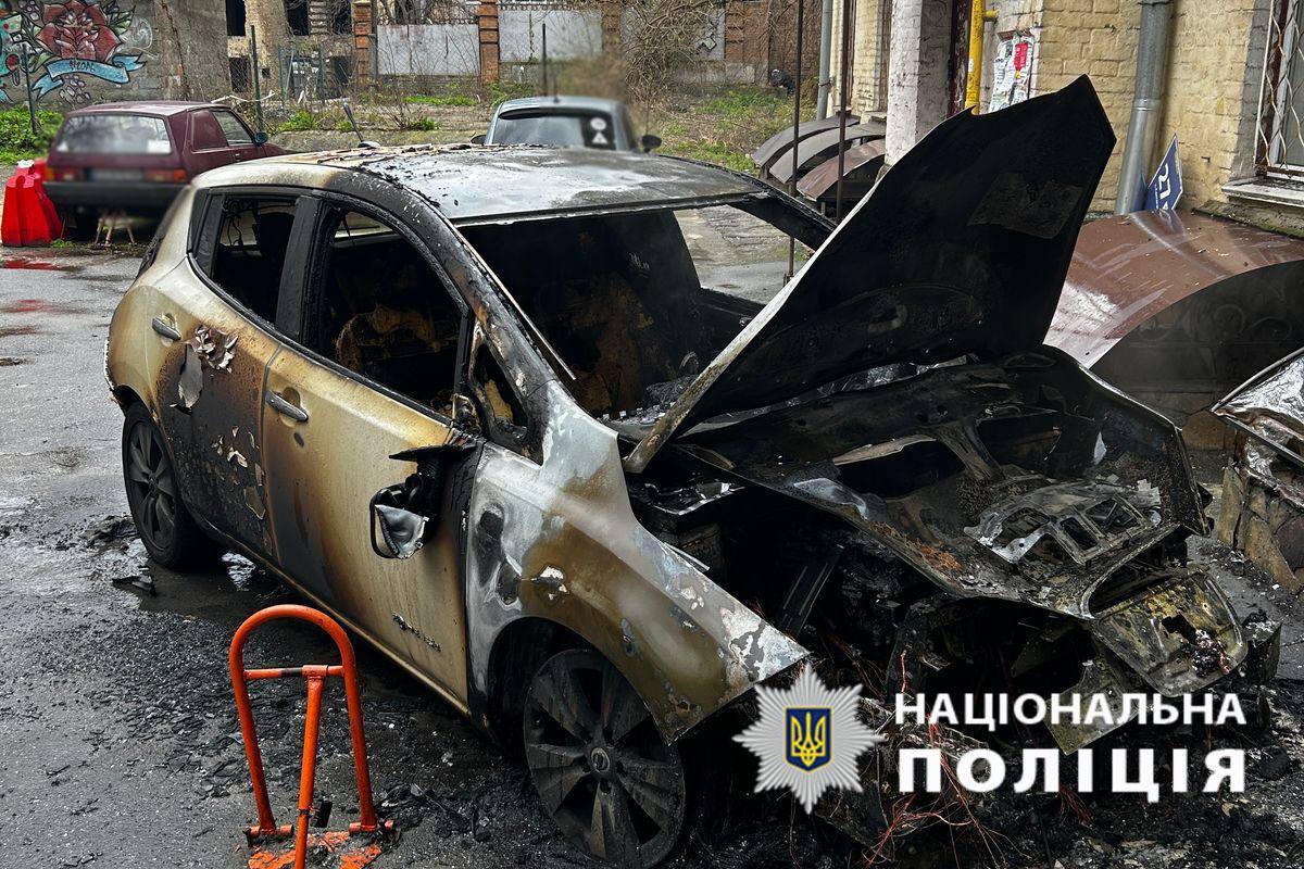 Свідки затримали імовірного підпалювача електромобіля біля метро "Олімпійська" в Києві Свідки затримали імовірного підпалювача електромобіля біля метро "Олімпійська" в Києві
