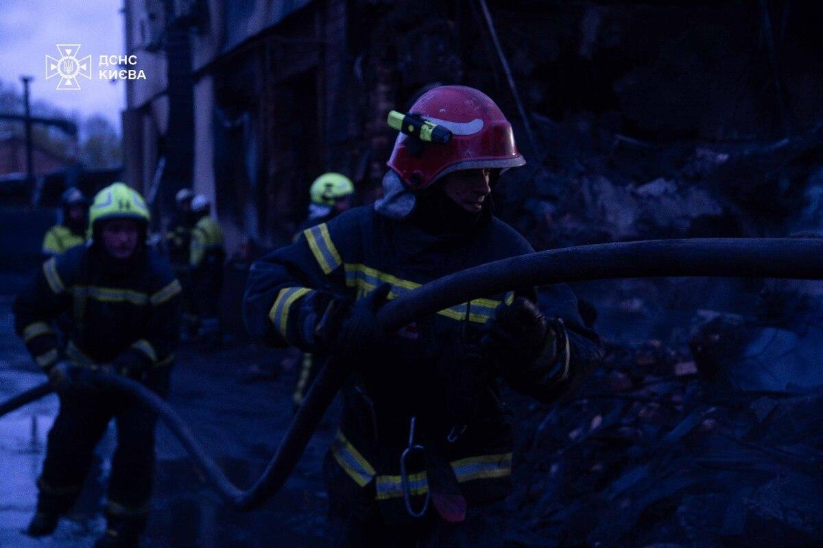 В Киеве вторые сутки разбирают завалы после российского ракетного удара/Фото: ГСЧС В Киеве вторые сутки разбирают завалы после российского ракетного удара/Фото: ГСЧС