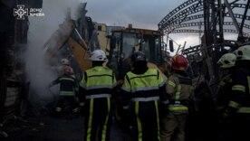 В Киеве вторые сутки разбирают завалы после российского ракетного удара/Фото: ГСЧС В Киеве вторые сутки разбирают завалы после российского ракетного удара/Фото: ГСЧС
