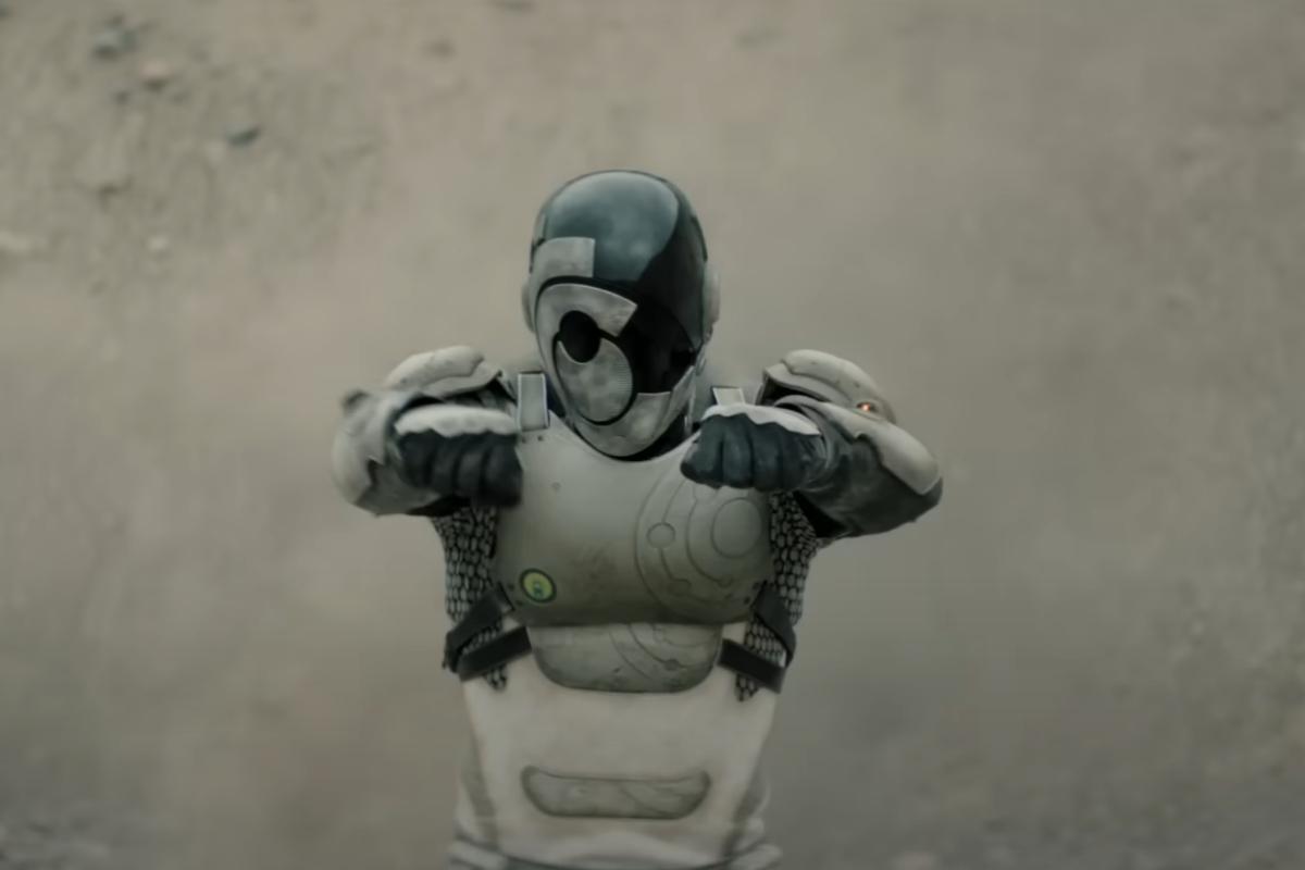 "Murderbot" летит на Apple TV+ / Кадр из сериала "Murderbot" летит на Apple TV+: робот-убийца выбирает мыльные оперы вместо драки