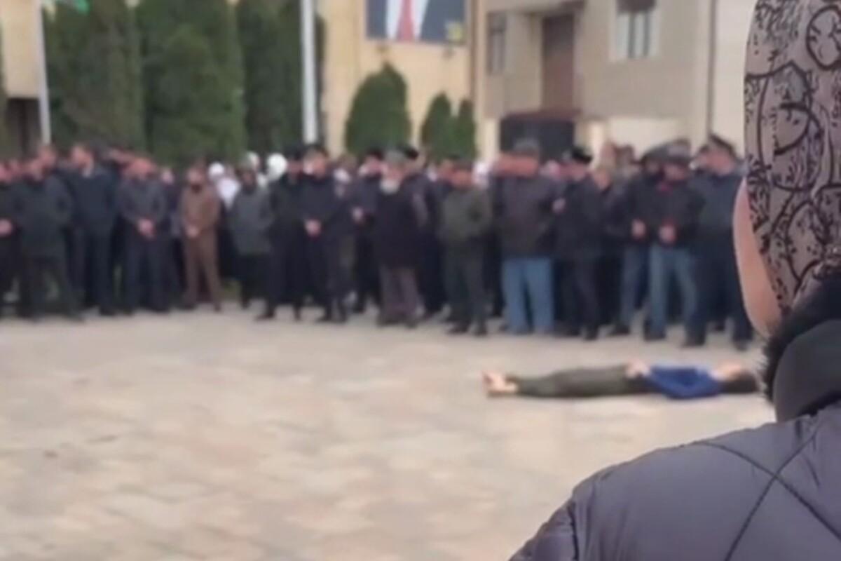 Такое действо вызвало шок в соцсетях, его называют проявлением средневекового варварства
