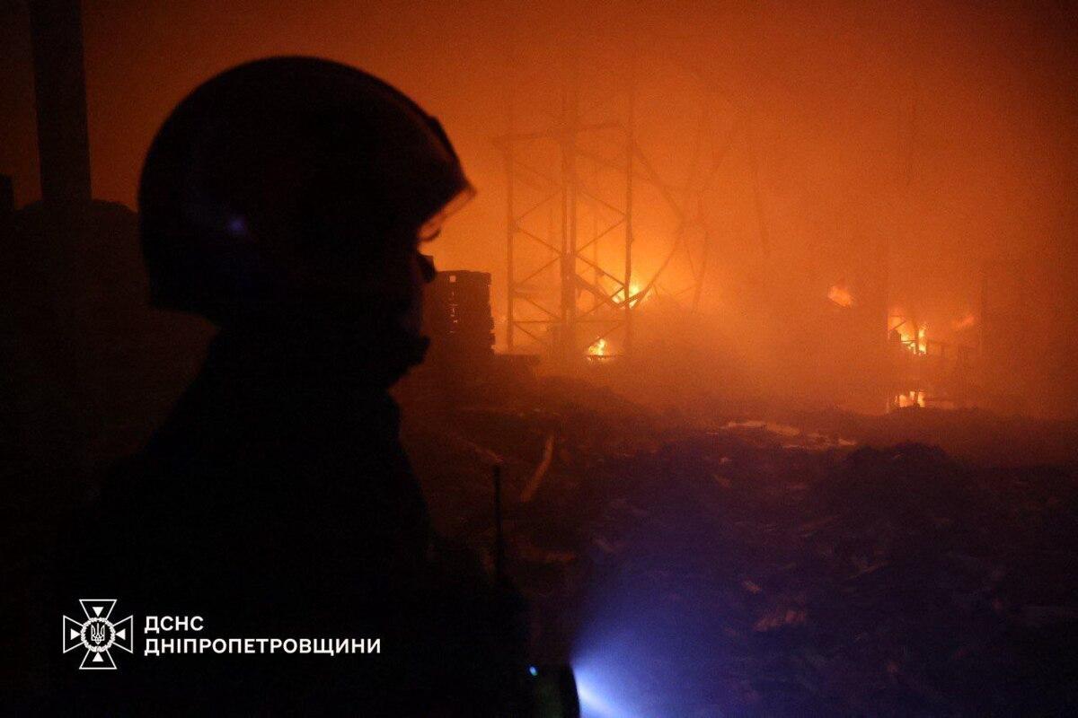 В Днепре масштабный пожар, в Харьковской области КАБ повредил медучреждение – последствия атак