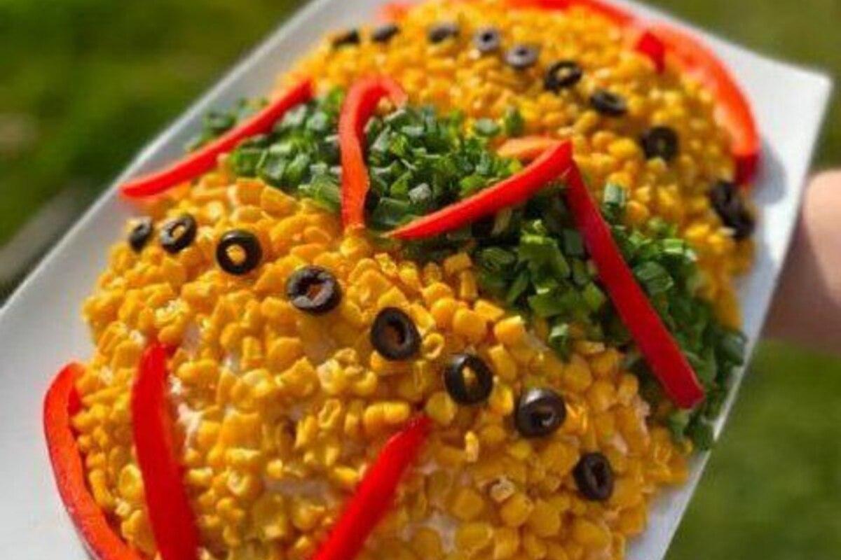 Пасхальный салат в виде писанки: вкусно и очень красиво
