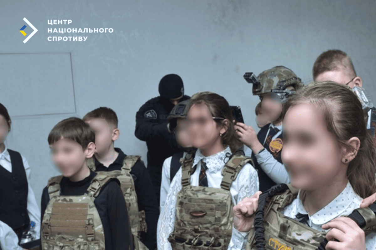 Россияне милитаризируют украинских детей на ВОТ. Фото: ЦНС российская пропаганда
