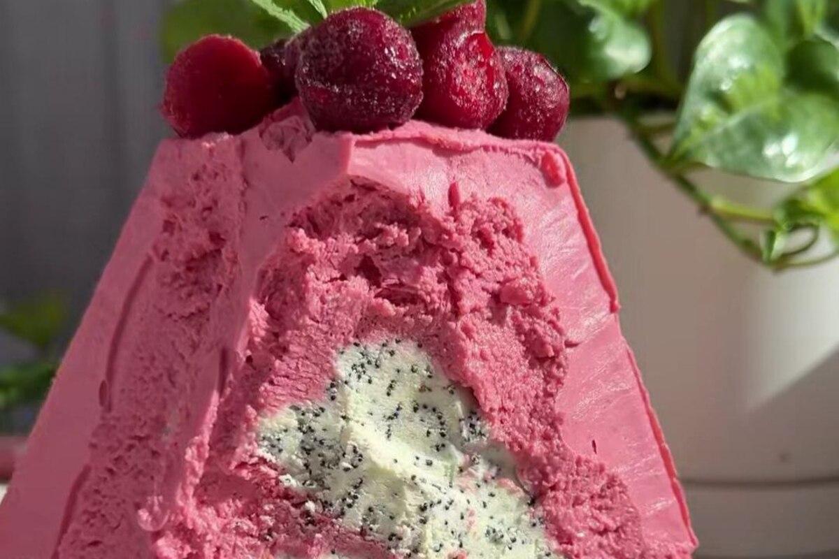 Відеорецепт сирної рожевої паски з вишнею і маком / Фото: Instagram/anny.cooking Для справжніх гурманів: сирна рожева паска з вишнею і маком. Відеорецепт