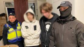 Підлітків, які увімкнули гімн рф на столичному Подолі, затримала поліція та СБУ Підлітків, які увімкнули гімн рф на столичному Подолі, затримала поліція та СБУ