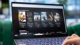 Українські студії створювали російський дубляж для Netflix / Фото: DC Studio/freepik Скандал на стримінгу: чому українські студії створювали російський дубляж для Netflix