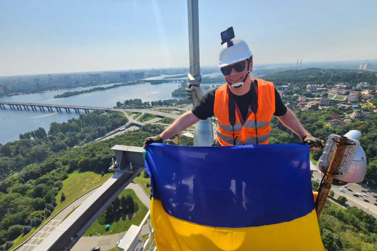Дмитро Комаров пояснив чому "Світ навиворіт" звучить російською