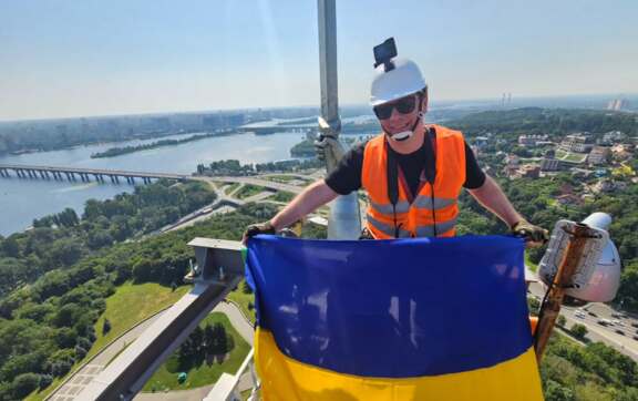 Дмитро Комаров пояснив чому "Світ навиворіт" звучить російською