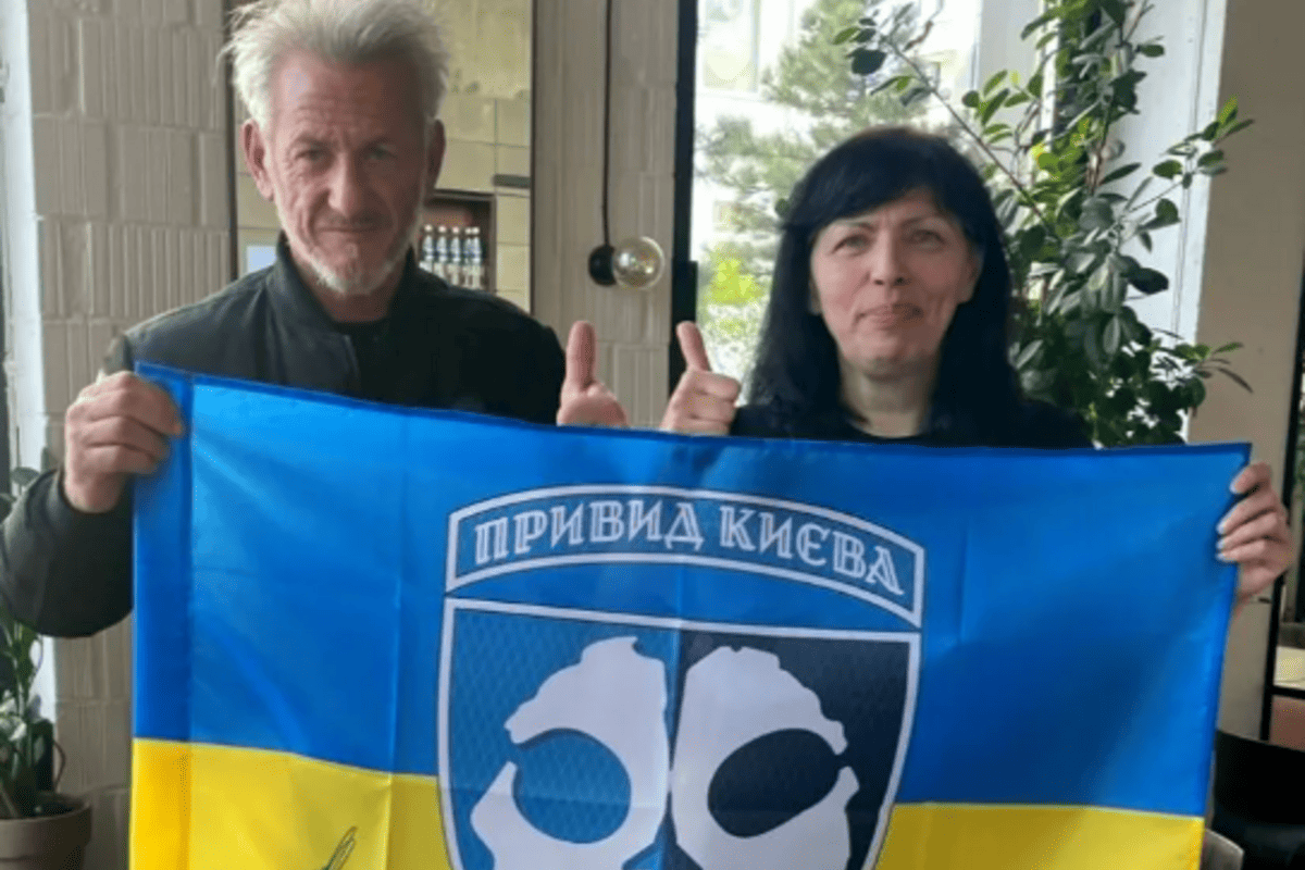 Шон Пенн зустрівся з матір’ю загиблого пілота “Джуса” / Фото: Facebook Шон Пенн зустрівся з матір’ю загиблого пілота “Джуса”
