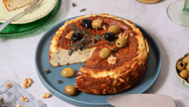 Нова зірка вашого меню: пікантний баскський чизкейк з травами/Фото: Kitchen Stories Нова зірка вашого меню: пікантний баскський чизкейк з травами