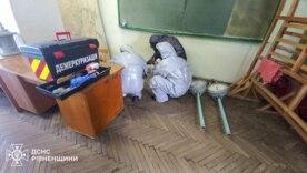 В Ровно спасатели собрали опасное вещество, похожее на ртуть/Фото: ГСЧС В Ровно специалисты радиационной защиты устраняли последствия утечки опасного вещества
