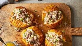 Наважся на незвичайний смак: картопля, соєвий сироп та майонез з тунцем/Фото: bbcgoodfood Наважся на незвичайний смак: картопля, соєвий сироп та майонез з тунцем