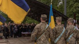 Зеленський розширив перелік загиблих захисників, родини яких отримають виплату/Фото: Getty Images Родини загиблих добровольців нарешті зможуть отримати виплати: президент підписав закон
