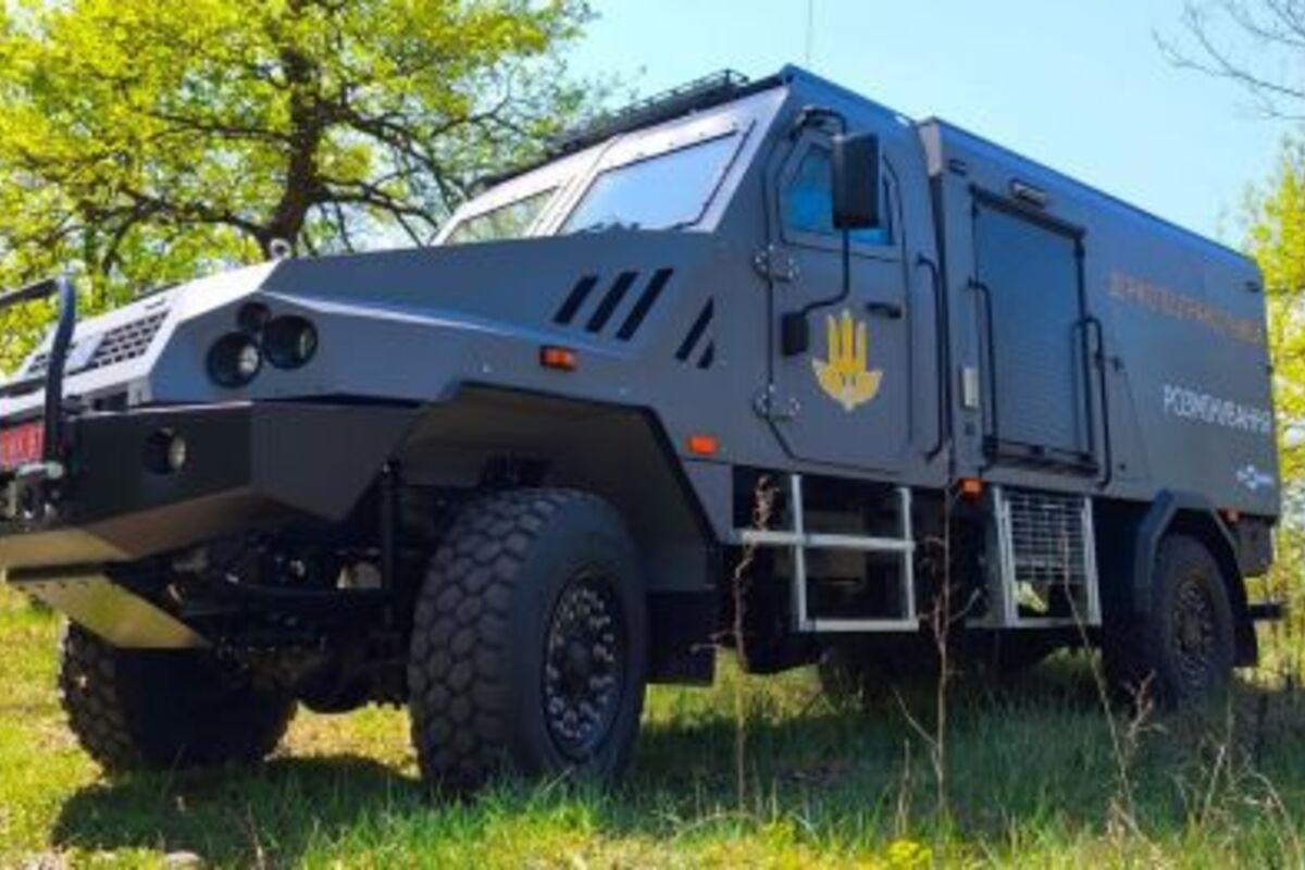 Сталевий щит на колесах: В Україні розробили легкий панцерник для порятунку життів