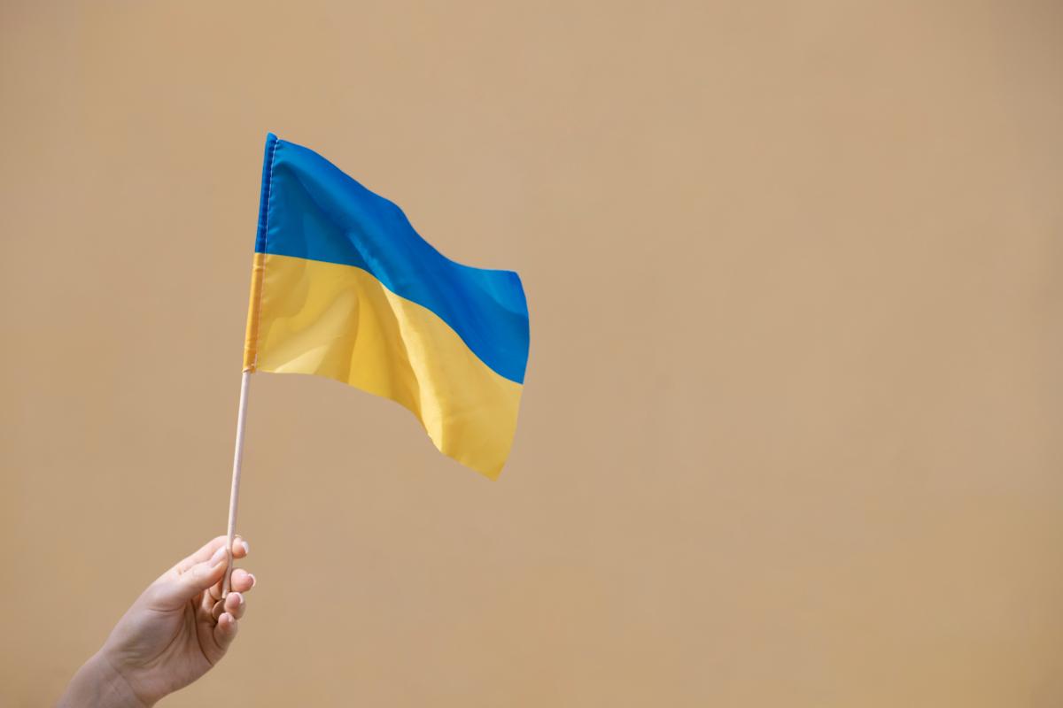 Публичное унижение символа: украинский флаг в центре скандала
