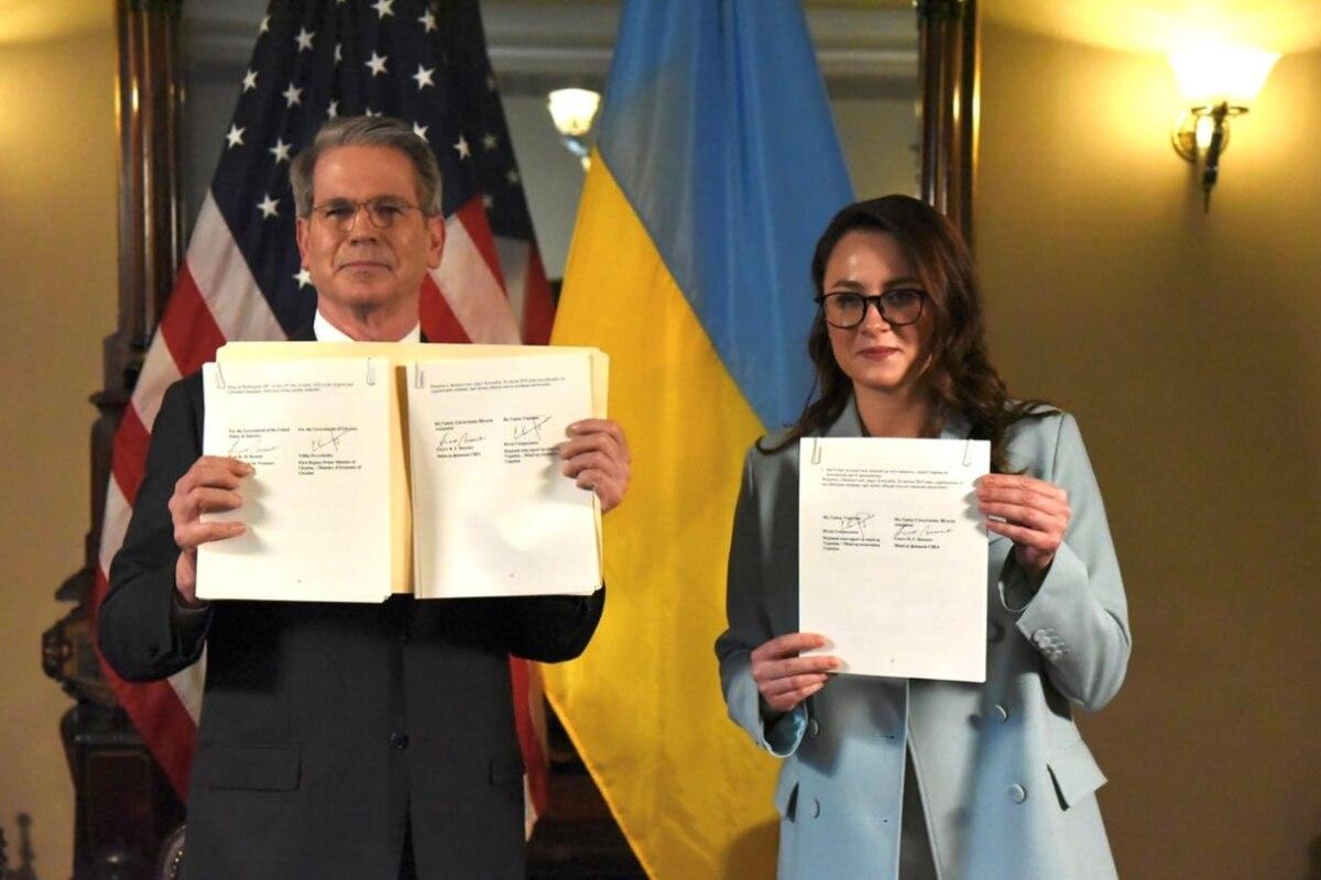 Україна та США нарешті підписали угоду: що це означає