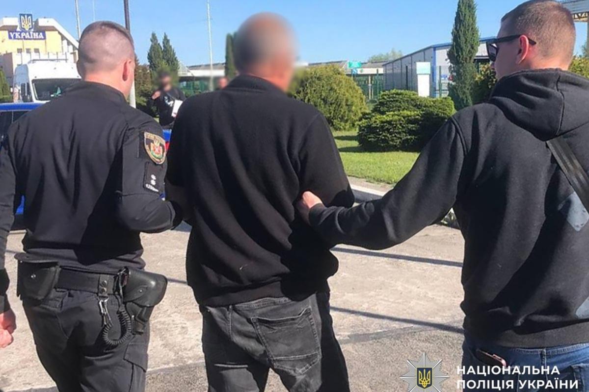 Громкая экстрадиция. В Украину доставили мужчину из Германии, подозреваемого в торговле людьми