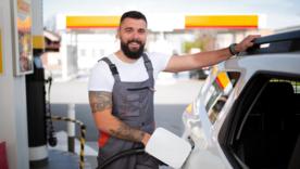 Скільки коштують сьогодні газ, бензин і дизель в Україні. Фото: Freepik вартість пального 3 травня 2025 року