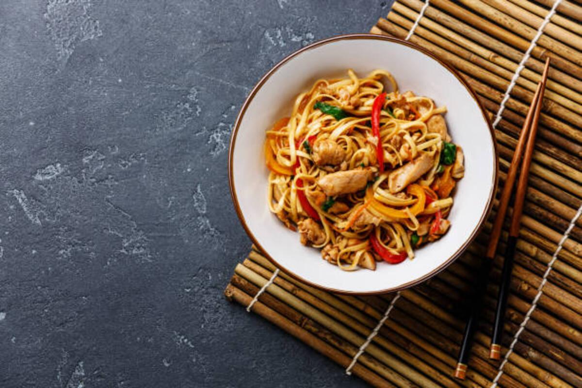 Удон з куркою та овочами/Фото: istockphoto Удон з куркою та овочами: Азія у вас вдома