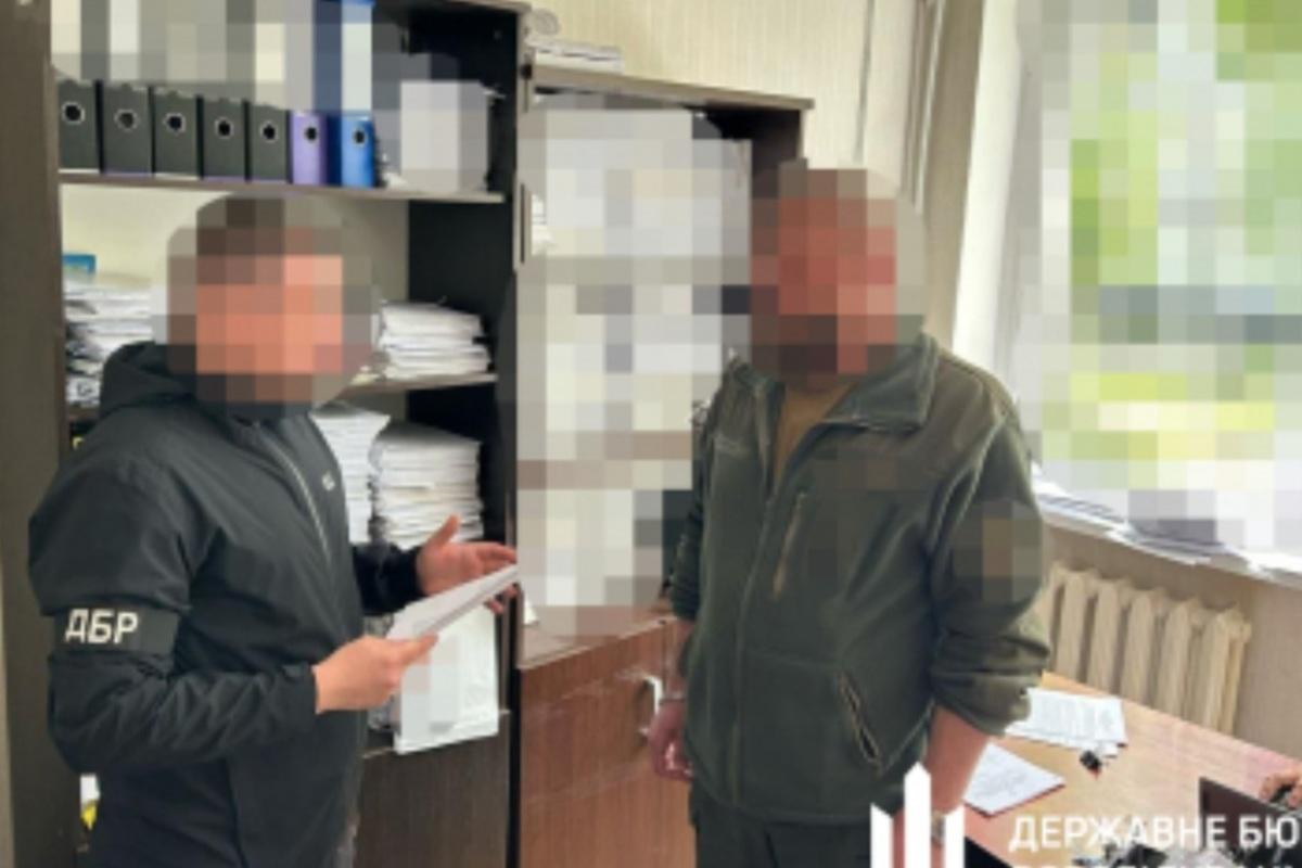 Фронт не для всіх: командир на Донеччині платив зарплату "привиду" замість бійця / Фото: ДБР Фронт не для всіх: командир на Донеччині платив зарплату "привиду" замість бійця