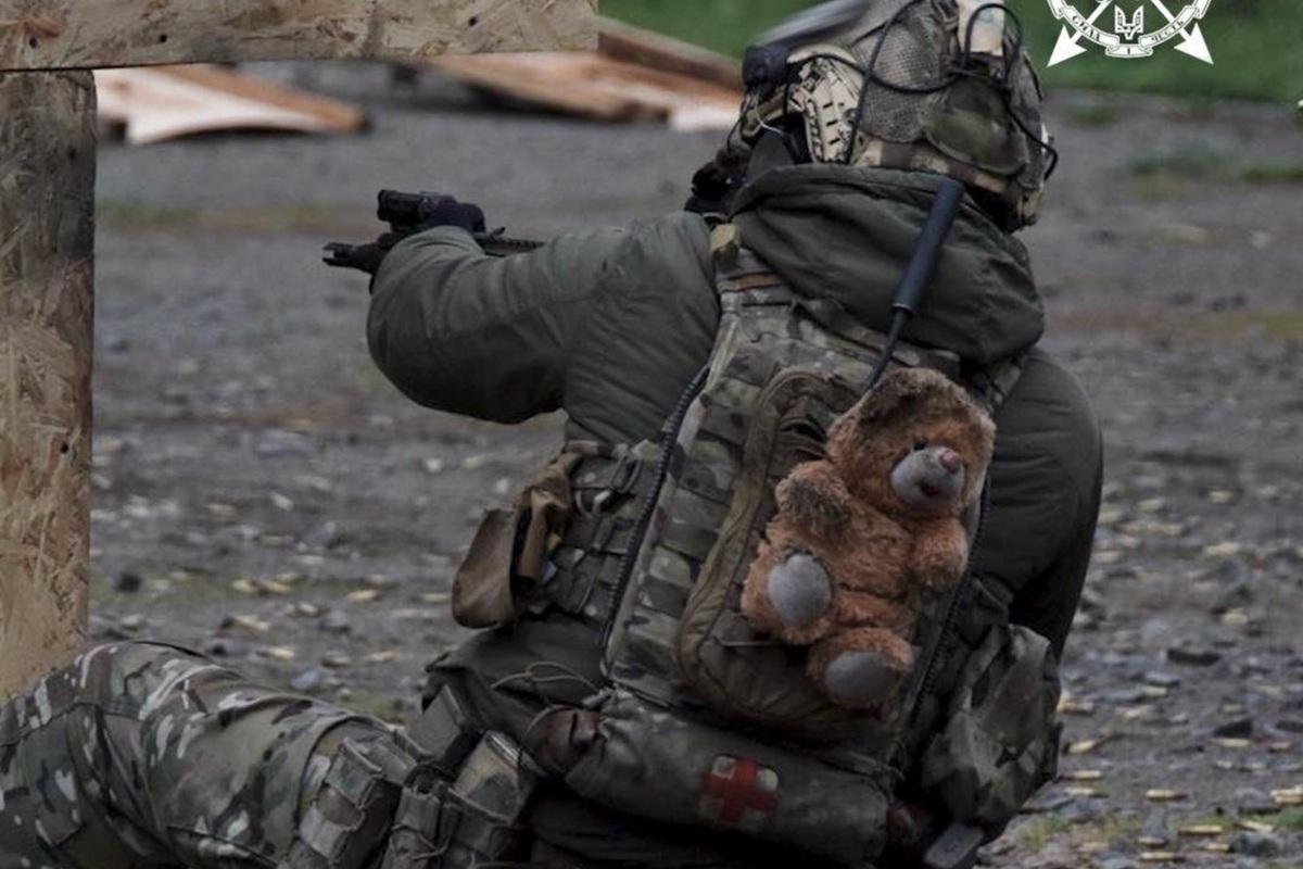 Военнослужащий ВСУ показал трогательный талисман, который всегда с ним в бою. Фото Военнослужащий ВСУ показал трогательный талисман, который всегда с ним в бою. Фото