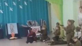 В екатеринбургском детском саду учат правильно встречать "похоронки"/Фото: ТГ-канал Оперативний ЗСУ В екатеринбургском детском саду учат правильно встречать "похоронки"