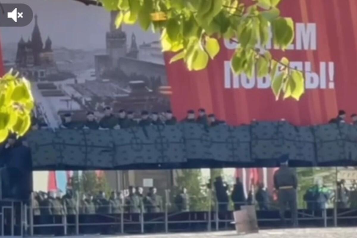 Кремль прячет своих вождей за спинами силовиков на параде позора, требуя присутствия Мира