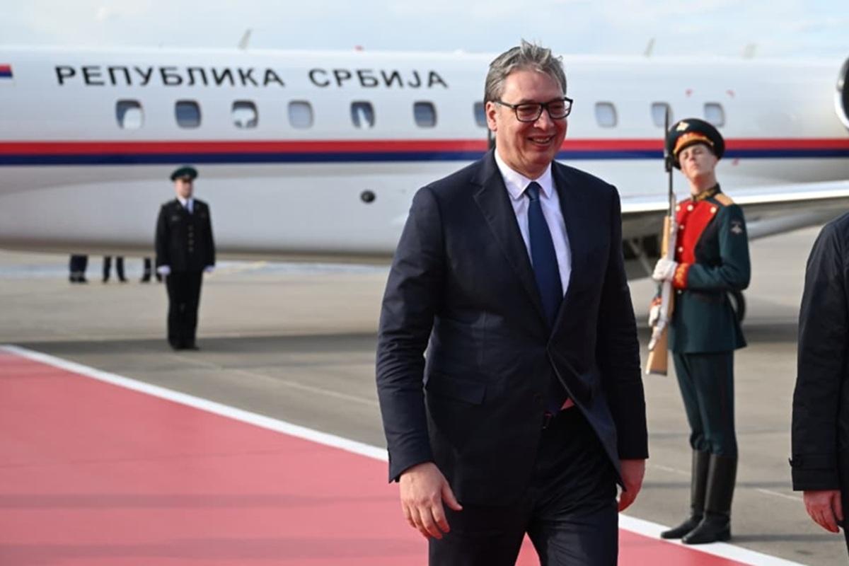 Зупинка в Баку: що затримало літак президента Сербії по дорозі у Москву на 9 травня? / Фото: Facebook Aleksandar Vučić Зупинка в Баку: що затримало літак президента Сербії по дорозі у Москву на 9 травня?