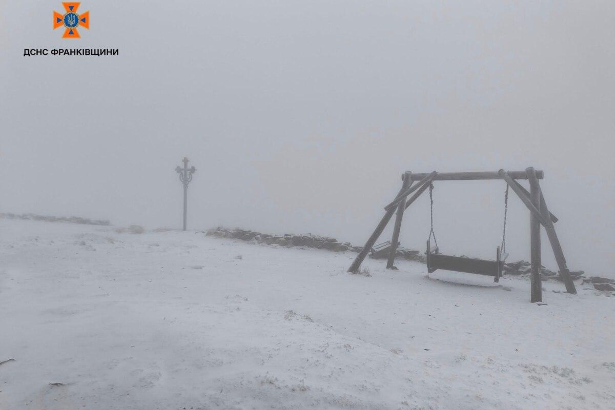 2 см снігу посеред весни: Дивовижні кадри з високогір'я Карпат/Фото: ДСНС України 2 см снігу посеред весни: Дивовижні кадри з високогір'я Карпат