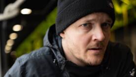 Фронтмен O.Torvald / Фото: instagram.com/jenia_galich Фронтмен O.Torvald зажигает сольно: дерзкий образ и глубокий смысл в премьере "Лифт"