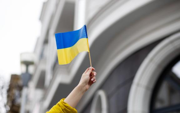 “Під видом…" краще не говорити: як замінити цю кальку з російської/Фото: freepik “Під видом…" краще не говорити: як замінити цю кальку з російської