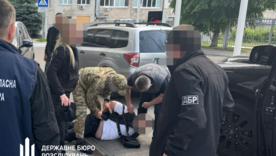 Службове авто для втечі: військовий допомагав чоловікам перетнути кордон/Фото: ДБР ДБР викрило військового, який на службовому авто переправляв чоловіків за кордон за $50 тисяч