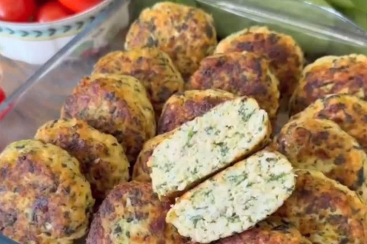 Рецепт куриных котлет со шпинатом и сыром/Фото: скрин Полезную зелень будут есть даже дети: рецепт куриных котлет со шпинатом и сыром