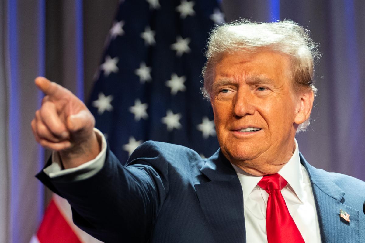 Трамп звинуватив росію у крадіжці гіперзвукових технологій. Фото: GettyImages/Автор- Allison Robbert-Pool дональд трамп росія